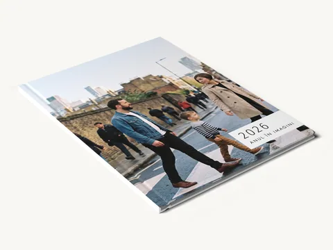 Album foto cu copertă tare 21 × 28 cm, închis, în tema Anul în revistă