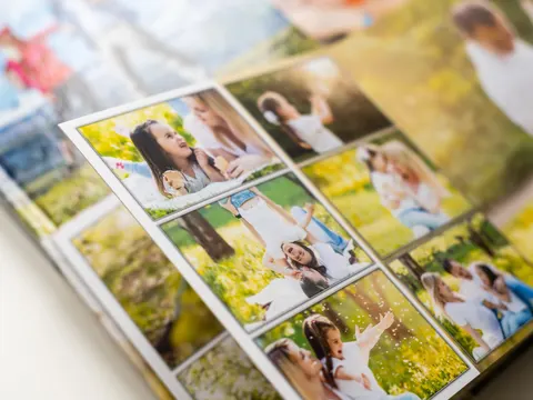 Album foto cu copertă foto, cu fotografii de familie în natură