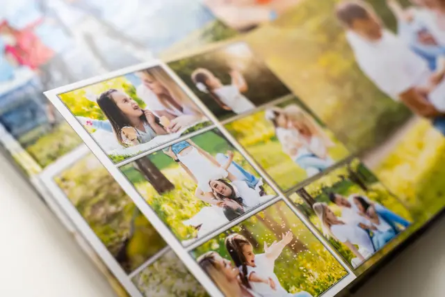Album foto deschis cu fotografii de familie făcute vara, în natură