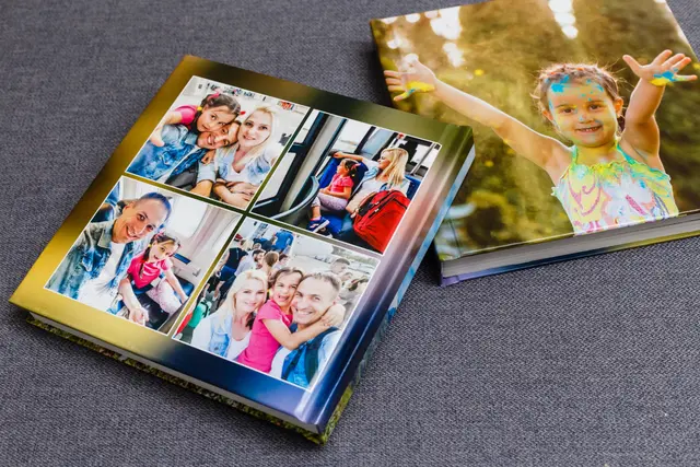 Două albume foto cu fotografii de vacanță ale unei familii cu copii