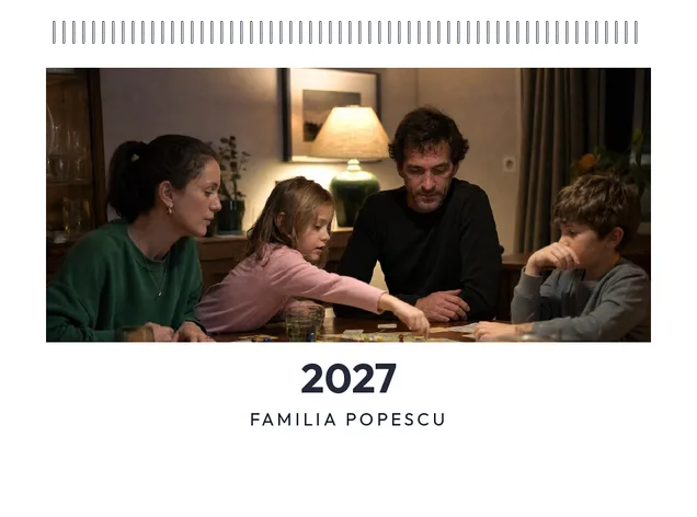 Coperta calendarului A4 personalizat, cu anul 2027 și titlul Familia Popescu sub o poză de familie