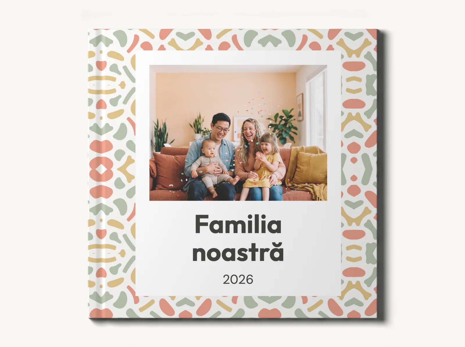 Albumul demo închis, coperta văzută drept, în tema Familie modernă