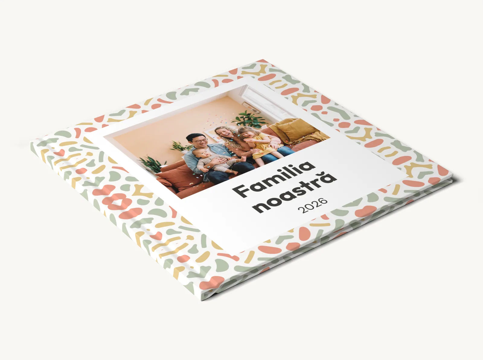 Albumul demo închis, văzut din lateral: coperta, cotorul și paginile, în tema Familie modernă