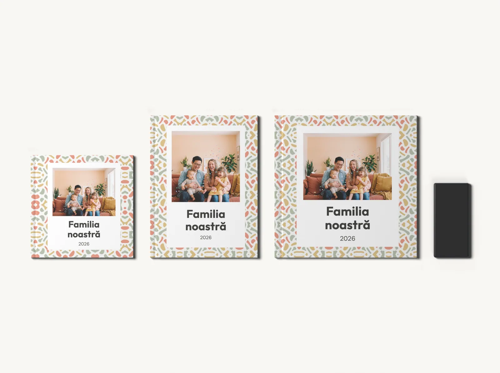 Albumul în tema Familie modernă în formatele 20 × 20, 21 × 28 și 28 × 28 cm, la scară, lângă un telefon