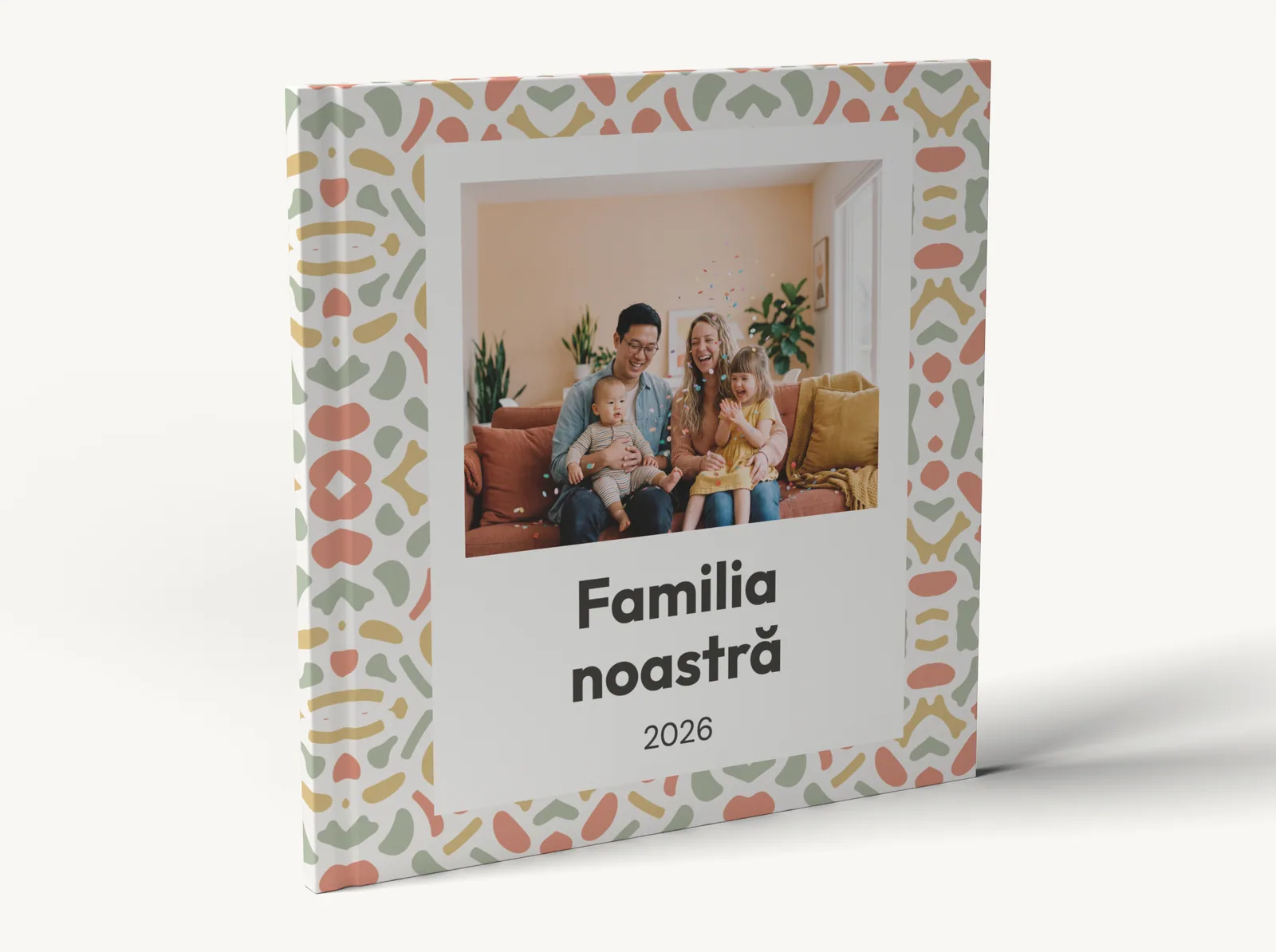 Albumul demo în picioare, cu cotorul la vedere, în tema Familie modernă
