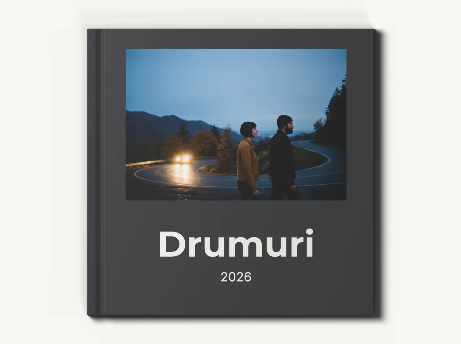 Albumul demo închis, coperta văzută drept, în tema Minimal negru