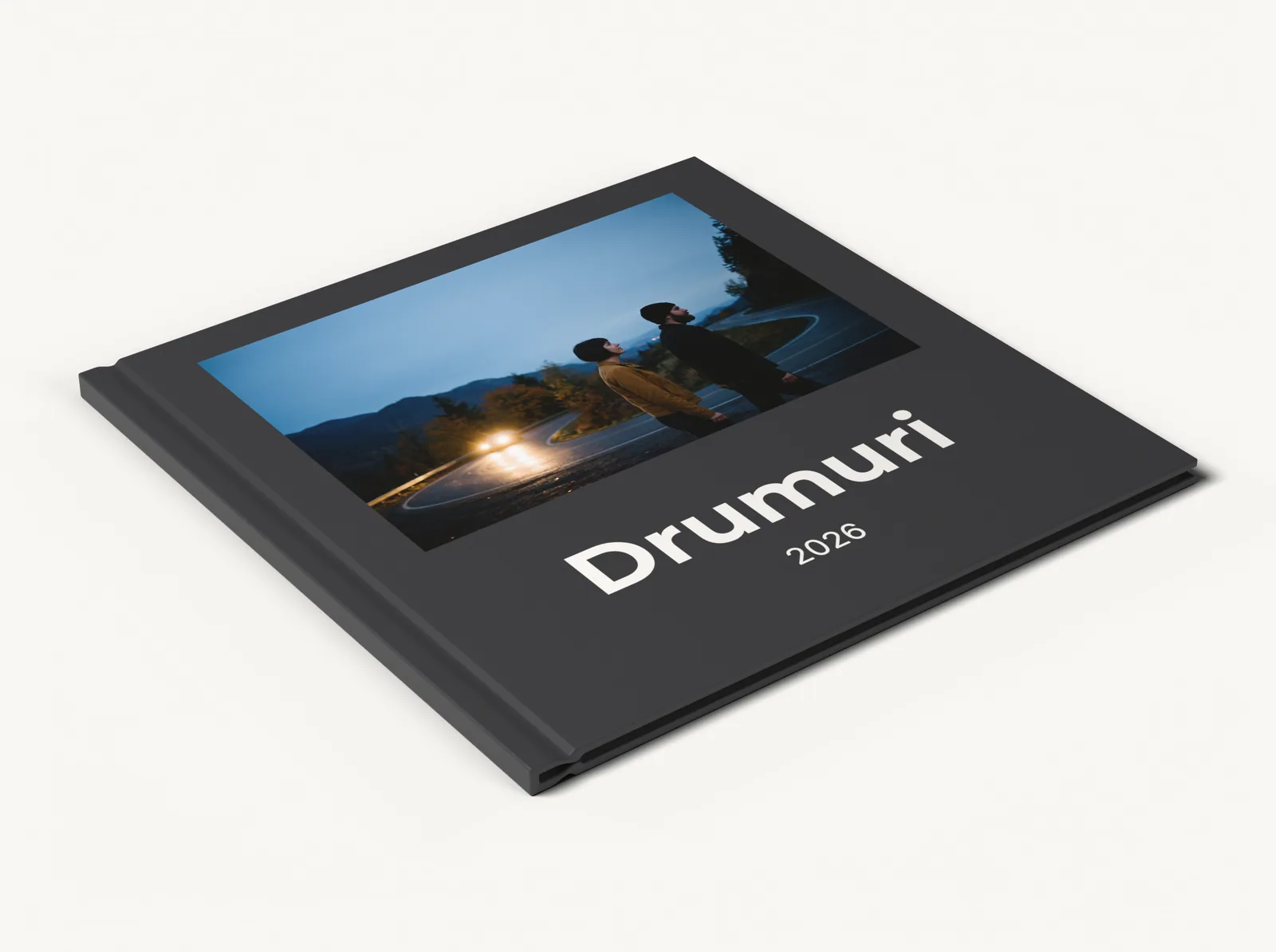 Albumul demo închis, văzut din lateral: coperta, cotorul și paginile, în tema Minimal negru