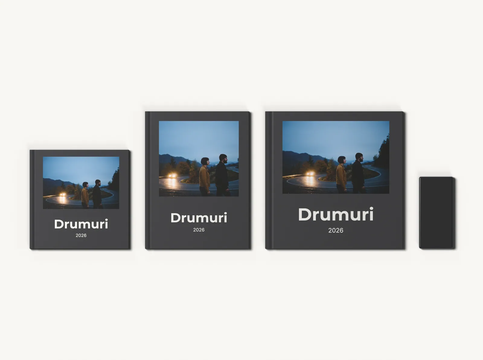 Albumul în tema Minimal negru în formatele 20 × 20, 21 × 28 și 28 × 28 cm, la scară, lângă un telefon